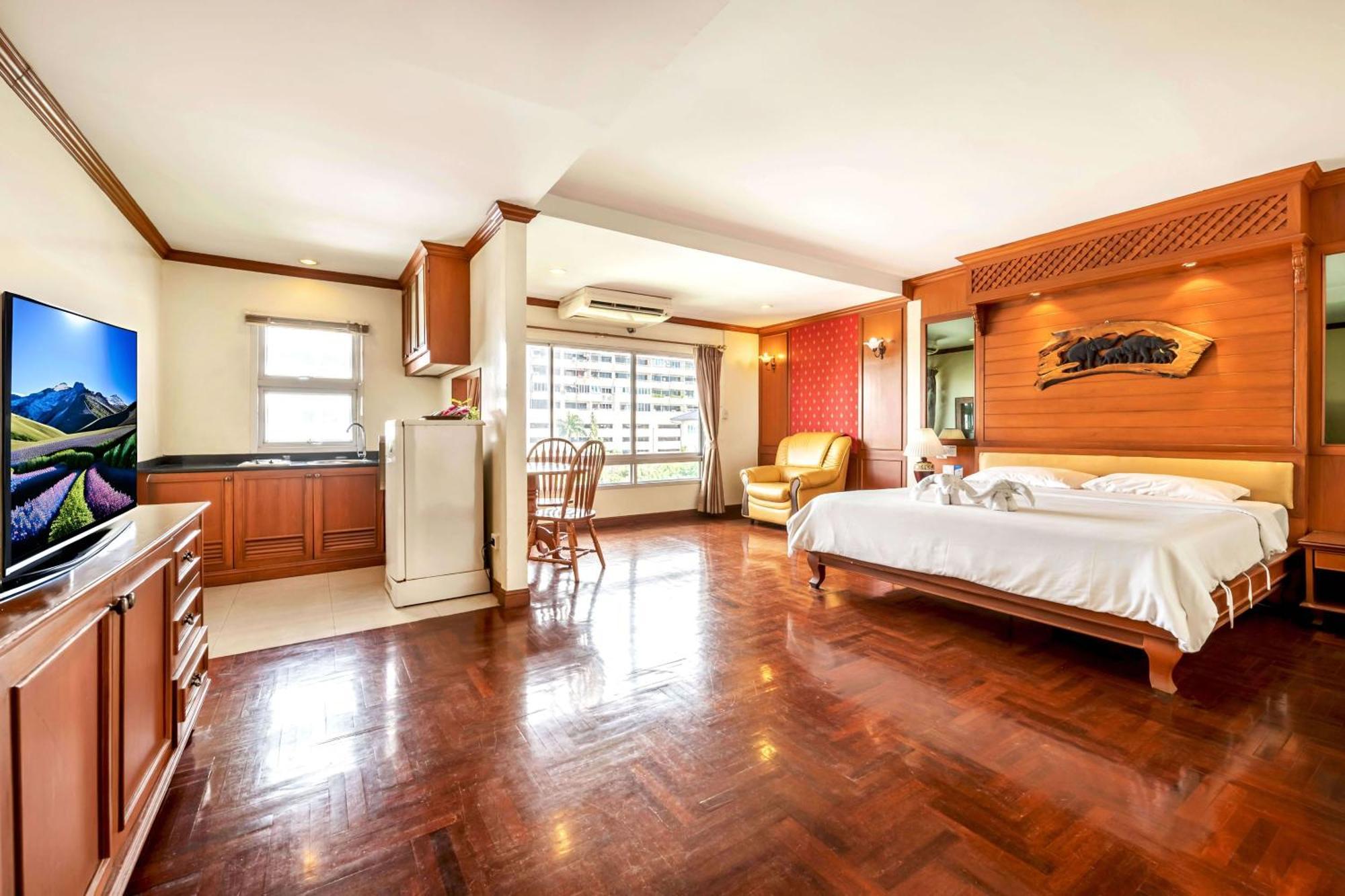 Nana Family Hotel Bangkok Bagian luar foto